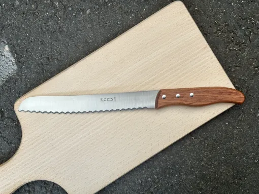 Couteau à pain La Fourmi à Saint-Galmier, proximité de Saint-Étienne, Boutique Guillet